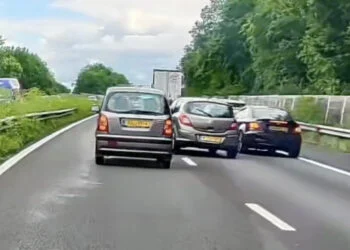VIDEO: Dit gebeurt er als twee auto’s tegelijk rechts proberen in te halen