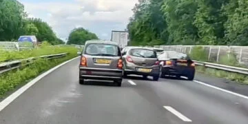VIDEO: Dit gebeurt er als twee auto’s tegelijk rechts proberen in te halen