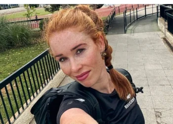 Antoinette de Jong poseert op Amerikaans strand in slechts een Oranje-shirt