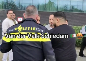 VIDEO: Chaos bij hotel Algerije: politie grijpt in na ongeregeldheden met bewaker en fans in Schiedam