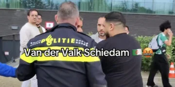 VIDEO: Chaos bij hotel Algerije: politie grijpt in na ongeregeldheden met bewaker en fans in Schiedam
