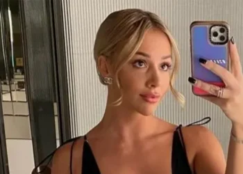 FOTO’S: Emma Heesters maakt indruk met opvallende foto’s op de achterbank
