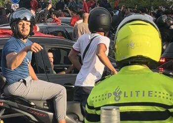 VIDEO: Jonge Marokko-fan haalt lange neus naar agent: agent kan weinig doen