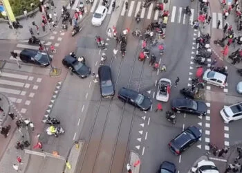 VIDEO: Rustig naar je werk? Niet in Amsterdam na overwinning van Marokko
