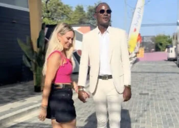 VIDEO: Helene Hendriks deelt leuke TikTok in strak roze hemdje vanaf Curacao