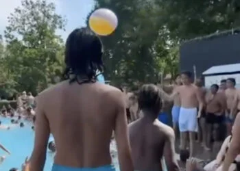VIDEO: Oudjes boos na omstandigheden in overvol zwembad in Amsterdam