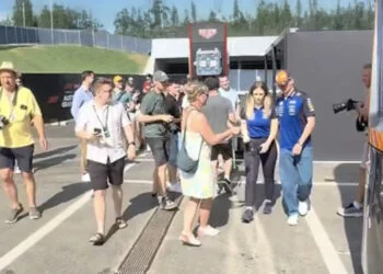 VIDEO: Max Verstappen moet horde met fans tevreden stellen in Oostenrijk: zo reageert hij