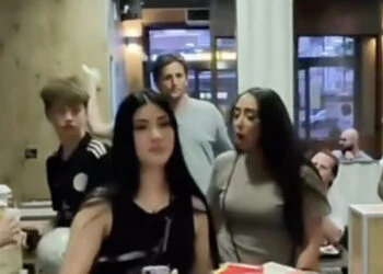 VIDEO: Jongeman gooit eten op twee dames in McDonalds: heeft nu spijt