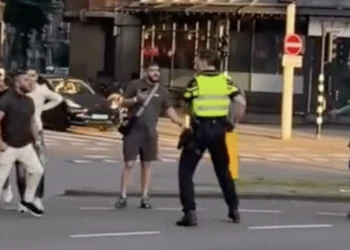 VIDEO: Video zorgt voor woede: politieagent wordt geïntimideerd, maar doet niets