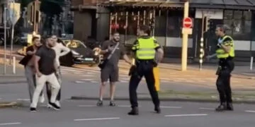 VIDEO: Video zorgt voor woede: politieagent wordt geïntimideerd, maar doet niets