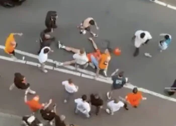 VIDEO: Oranje-fan tegen de grond geslagen tijdens ruzie met Marokko-supporters