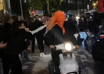 VIDEO: Oranje-fan op scooter door Schilderswijk: wordt aangevallen door fans van ander land