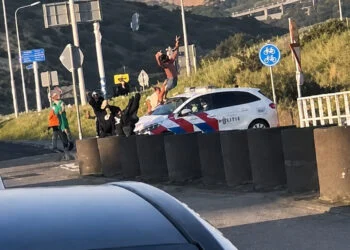 VIDEO: Vluchtende scootergappies krijgen harde vliegles van politie in Scheveningen