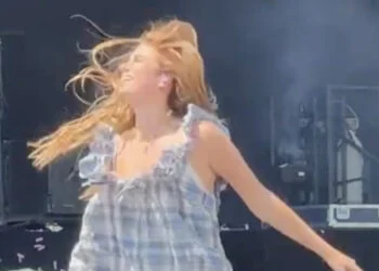 VIDEO: Roxy Dekker doet optreden in een iets té luchtig jurkje