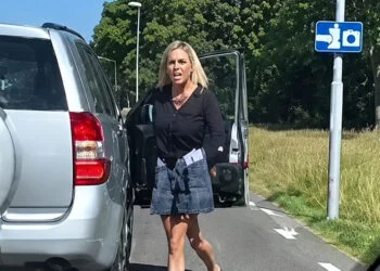 VIDEO: Agressief stel rijdt auto klem en spuit met substantie op inzittenden