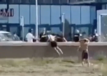 VIDEO: Nederlandse jeugd en asielzoekers raken slaags op strand in Scheveningen