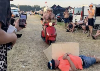 VIDEO: Mannen doen stunt bij TT Assen die hun vrouwen waarschijnlijk hadden afgeraden