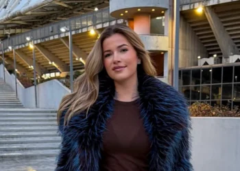 VIDEO: Jade Anna past meerdere bikini’s op boot in Italië