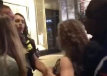 VIDEO: Vrouw besluit agent in het gezicht te slaan: heeft ze nu nog spijt van