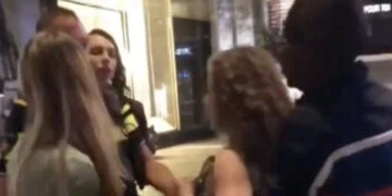 VIDEO: Vrouw besluit agent in het gezicht te slaan: heeft ze nu nog spijt van
