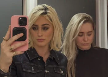 OEPS: Zangeres Bente laat zich onder haar rokje kijken door eerste rang tijdens show op Pinkpop