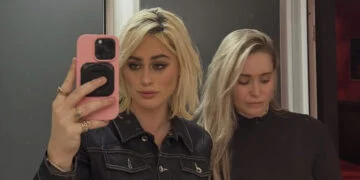 OEPS: Zangeres Bente laat zich onder haar rokje kijken door eerste rang tijdens show op Pinkpop