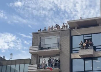 VIDEO: Red Bull District Ride moet onderbroken worden door mensen op dak: mensen willen niet weg