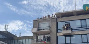 VIDEO: Red Bull District Ride moet onderbroken worden door mensen op dak: mensen willen niet weg