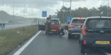 VIDEO: Automobilisten stappen uit en gaan op de vuist midden op de snelweg