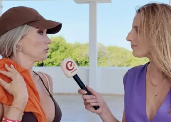 VIDEO: Helene Hendriks doet interview in bikini op Curacao