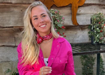 Boerin Ilse Kappert ritst roze overall open in haar Instagram stories