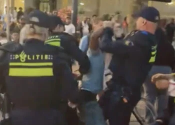 VIDEO: Jochie met broek op half zeven wil het opnemen tegen 8 agenten: niet verstandig