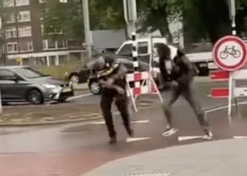 VIDEO: Jongeman geeft agent pak rammel: collega agent grijpt genadeloos in