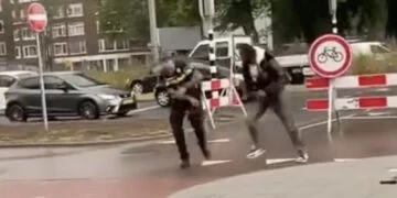 VIDEO: Jongeman geeft agent pak rammel: collega agent grijpt genadeloos in