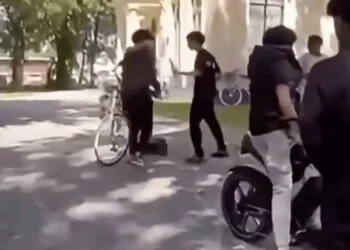 VIDEO: Jongeren met z’n allen tegen één in het rustige Drachten