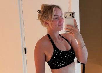 OEPS: Myron Koops deelt selfie onder het zonnen in bikini vanuit de achtertuin