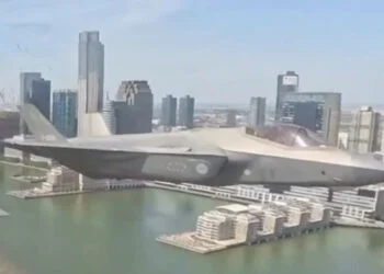 Dikke beelden: Nederlandse F35’s vliegen over New York voor feestje in de VS