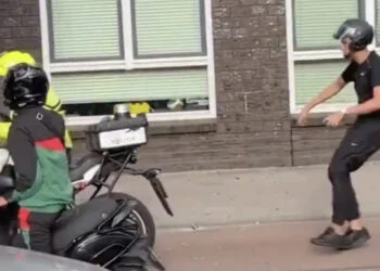 VIDEO: Motoragenten moeten vluchten voor Marokkaanse fans