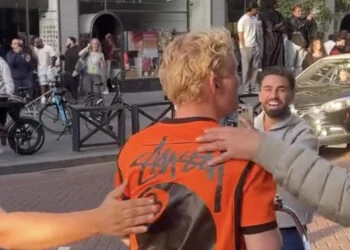 VIDEO: Oranje-fan op fiets wordt staande gehouden door Marokko-fans