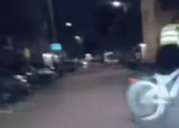 VIDEO: Jonge Marokko-fans beuken agent op hoge snelheid van zijn fiets