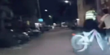 VIDEO: Jonge Marokko-fans beuken agent op hoge snelheid van zijn fiets
