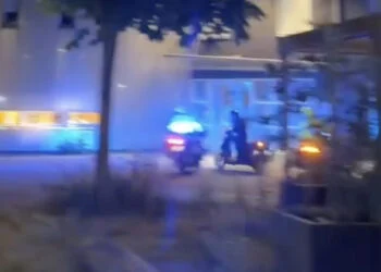 VIDEO: Scooterrijder wil vluchten voor de politie: oom agent maakt daar vakkundig een einde aan