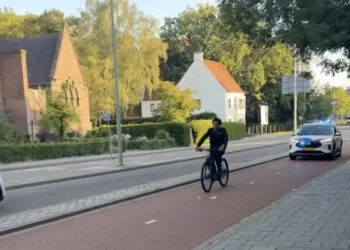 VIDEO: Politieagent heeft opvallende manier om jongeman te stoppen in Heerlen