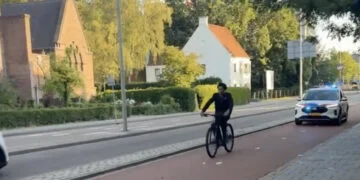 VIDEO: Politieagent heeft opvallende manier om jongeman te stoppen in Heerlen