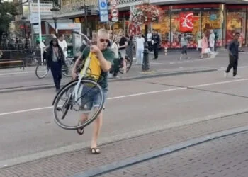 VIDEO: Man is hangjeugd op fiets in Utrecht zat en heeft een perfecte oplossing