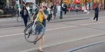 VIDEO: Man is hangjeugd op fiets in Utrecht zat en heeft een perfecte oplossing