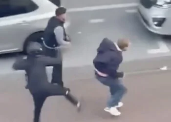 VIDEO: Oranje-fan zwaar mishandeld na zestiende finale tussen Nederland en Marokko
