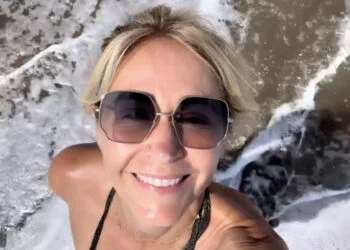 Wendy van Dijk laat volgers meegenieten van strandwandeling in bikini