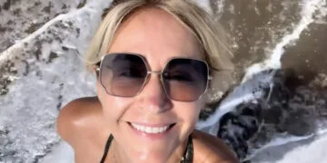 Wendy van Dijk laat volgers meegenieten van strandwandeling in bikini