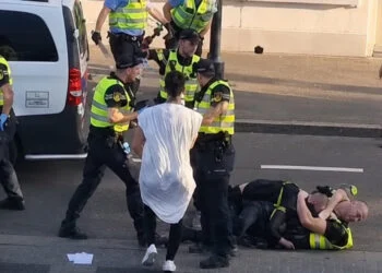 VIDEO: Marokko-fan slaat politieagent naar de grond na feestviering